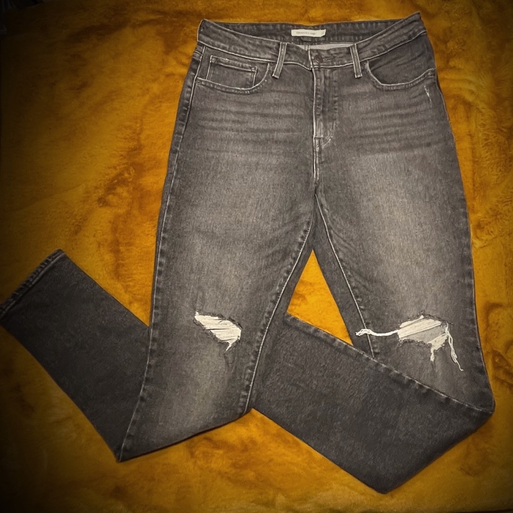 Levi’s • Black Wash High Rise Skinny Jean